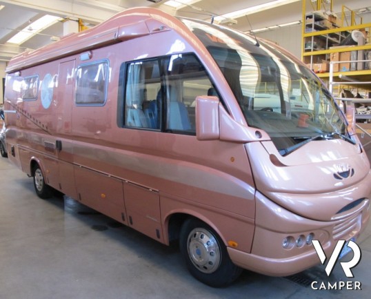 Vas Overside 780: camper motorhome usato in vendita a Torino con pochissimi chilometri e in ottimo stato di usura. Colore arancio e maxi garage per mo
