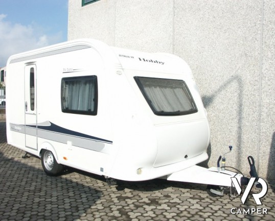 Hobby De Luxe 380 TB: caravan usata di piccole dimensioni e leggera, con veranda, frigo grande e movimentatore