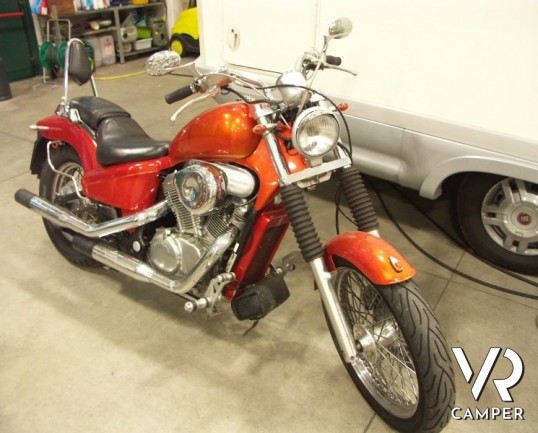 Honda Shadow 600: moto simile alla famosissima Harley, colore arancione e curata nei particolari.