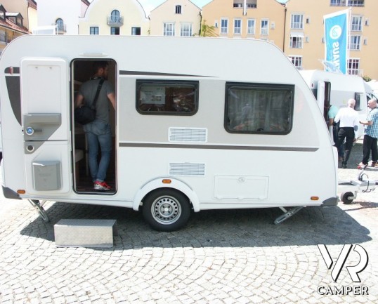 Knaus Sport 400 LK: caravan compatta e leggera 4 posti letto con letti a castello in coda e dinette anteriore