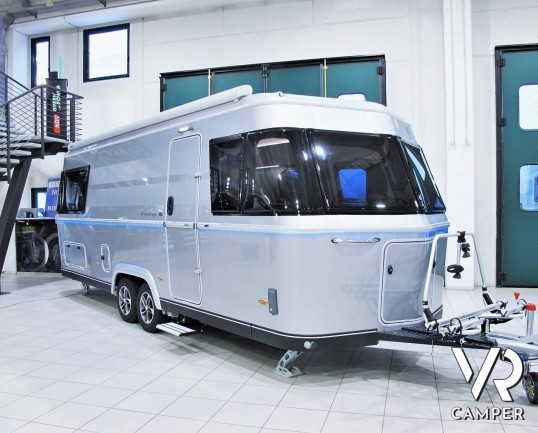 Eriba Touring 820: caravan 4 posti, lunga 8,5 metri, con dinette face-to-face e letto matrimoniale. Visuale panoramica a 180°. Nuova costruzione aerodinamica. In vendita da VR Camper.